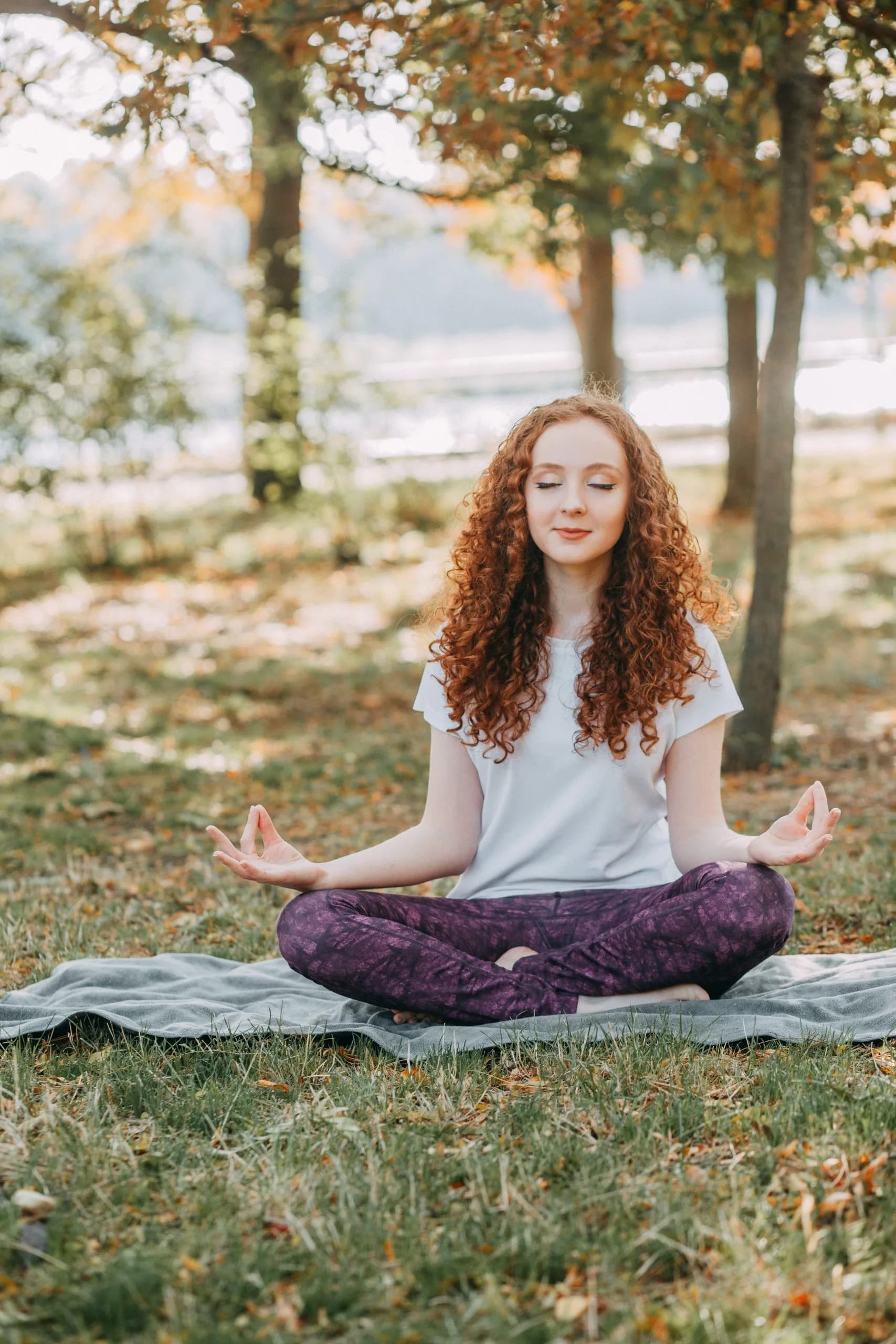 étudiante qui se détend dehors pour préparer une rentrée zen