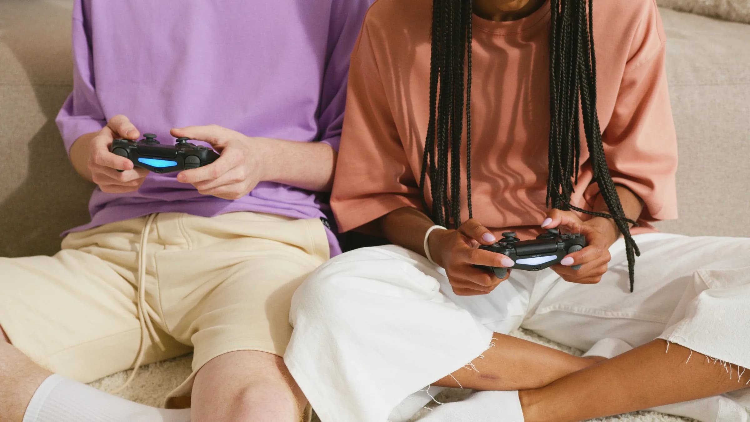 Deux personnes jouant aux jeux vidéos.