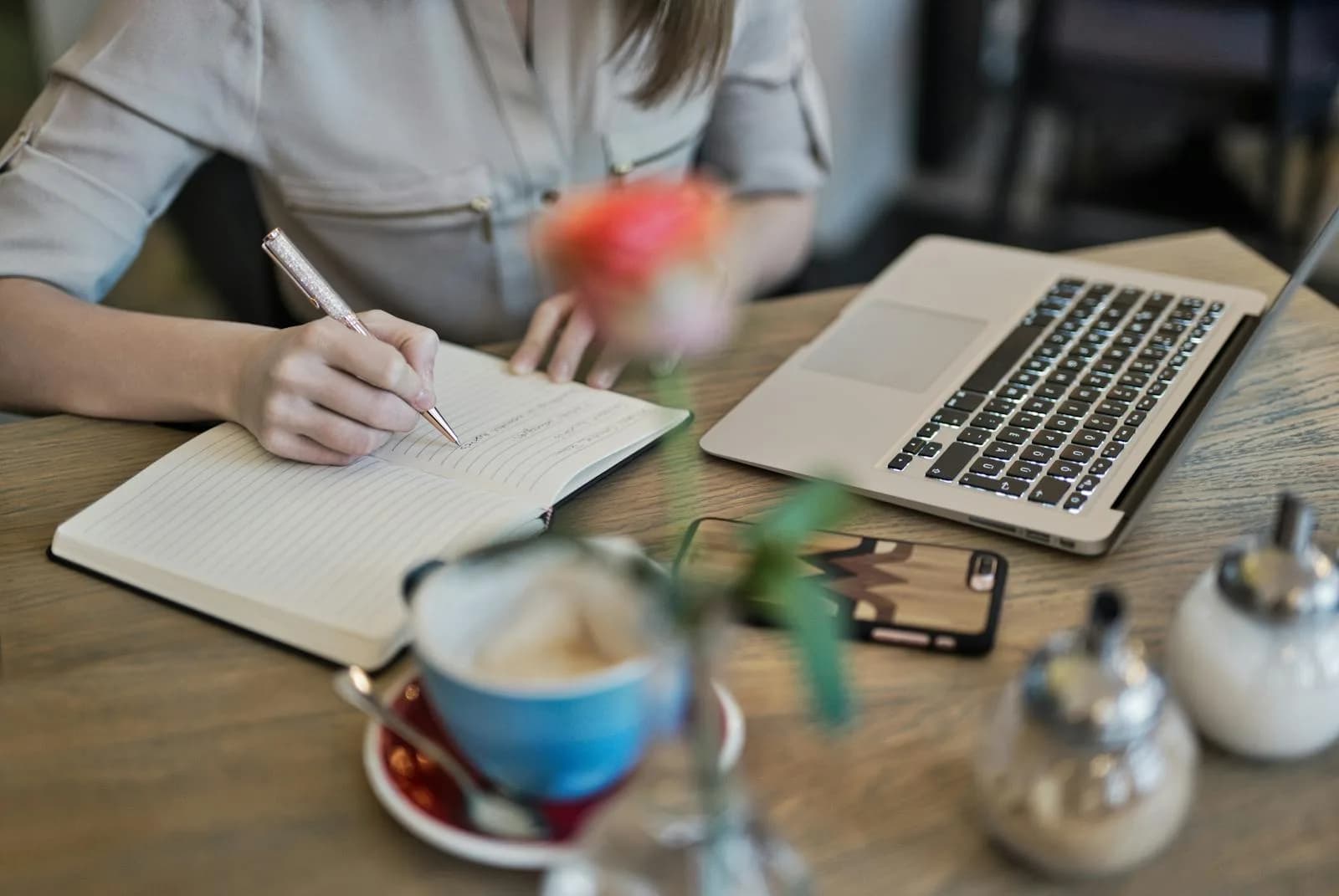 Femme qui écrit près d'un ordinateur portable, intelligence artificielle