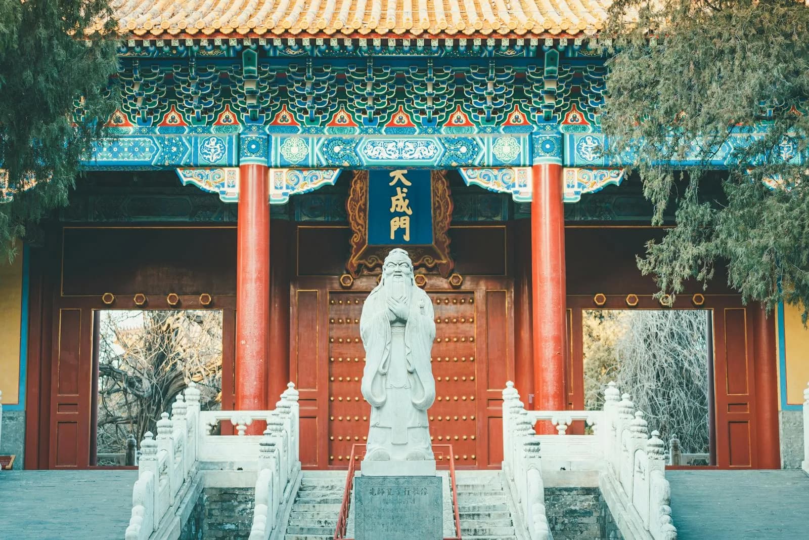 Architecture traditionnelle avec statue de Confucius à l'entrée d'un temple à Pékin, Confucianisme.