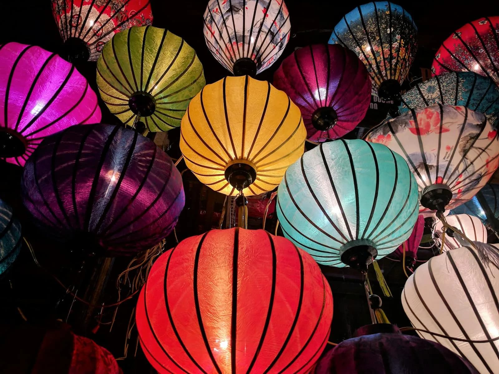 Des lanternes chinoises colorées illuminent la nuit, parfaites pour les célébrations festives.