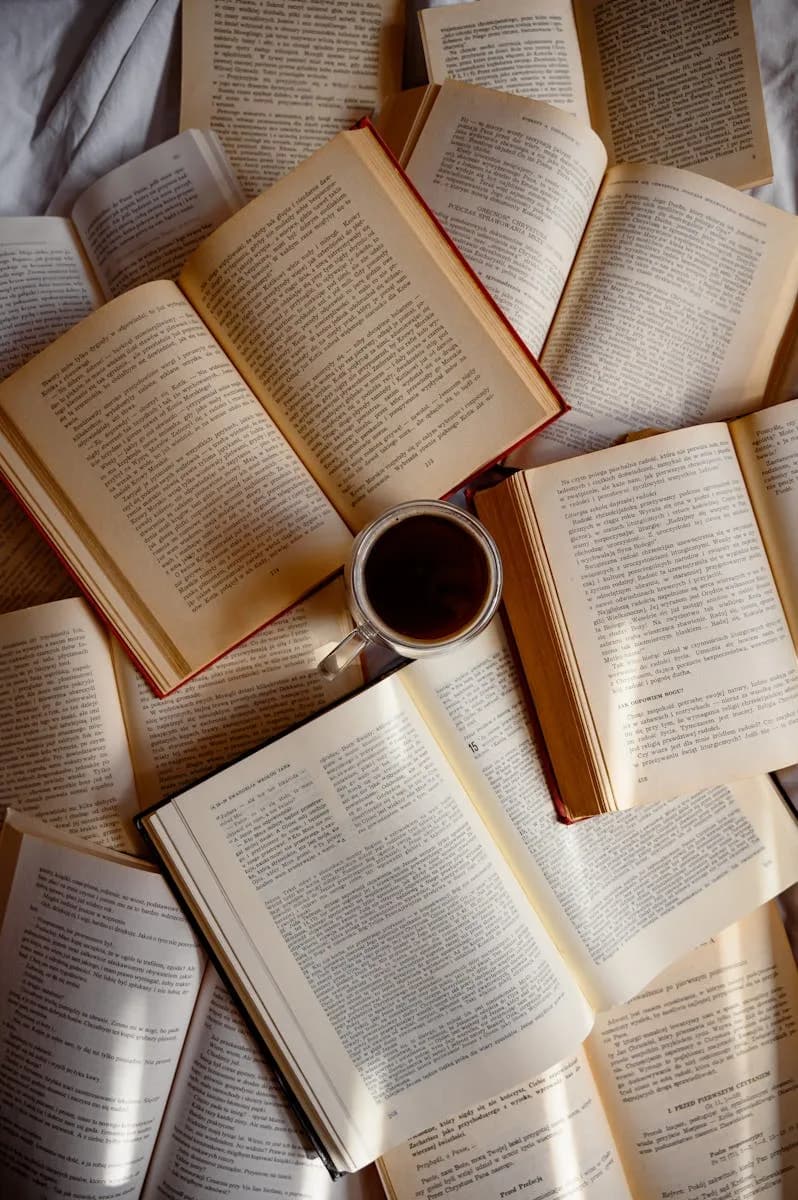 des livres ouverts vus du dessus, créativité