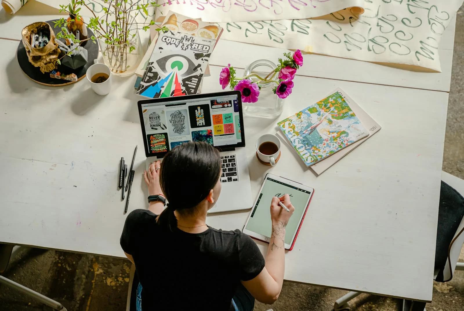 Espace de travail artistique proposant de la calligraphie et de la création numérique sur tablette et ordinateur portable.