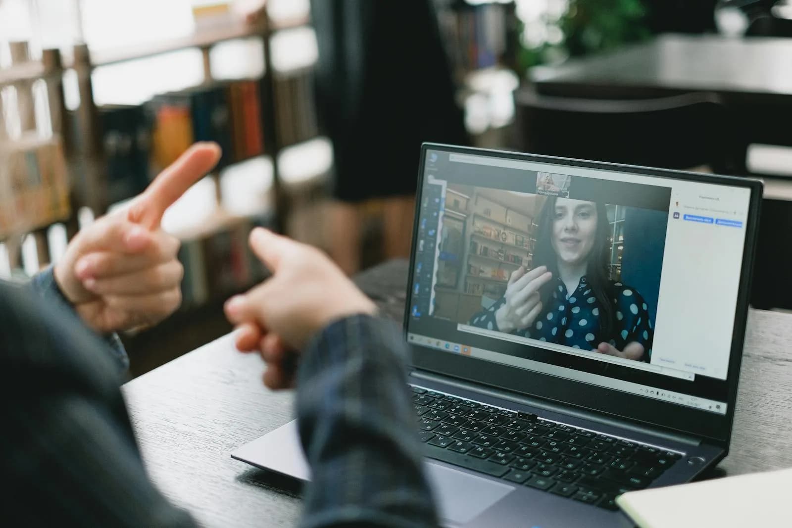 Un appel vidéo en ligne présentant la communication en langue des signes entre deux personnes, input compréhensible