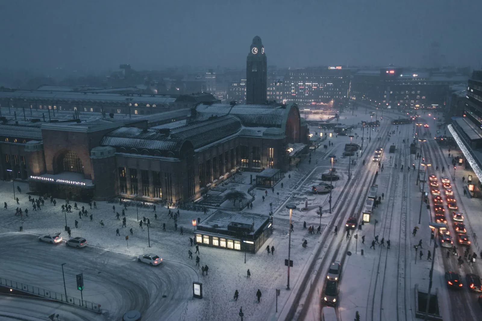 photo aérienne d'une rue en finlande de nuit, couverte de neige