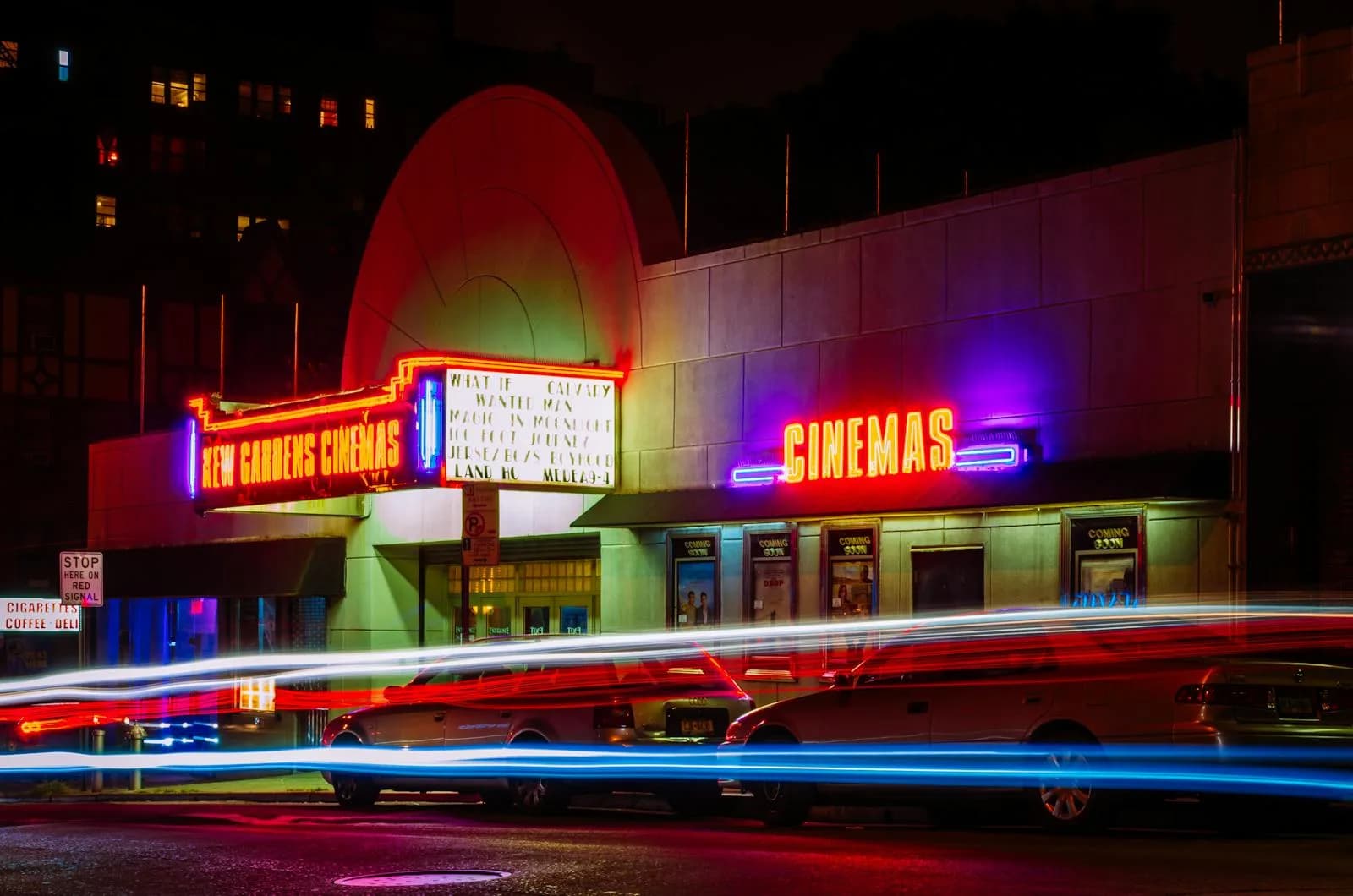 Vue du cinéma New Gardens dans le Queens (New York) avec des néons colorés