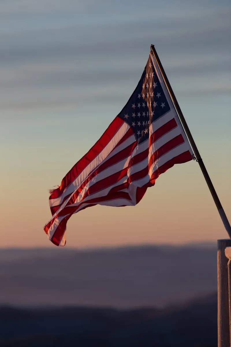 drapeau américain, devant un coucher de soleil