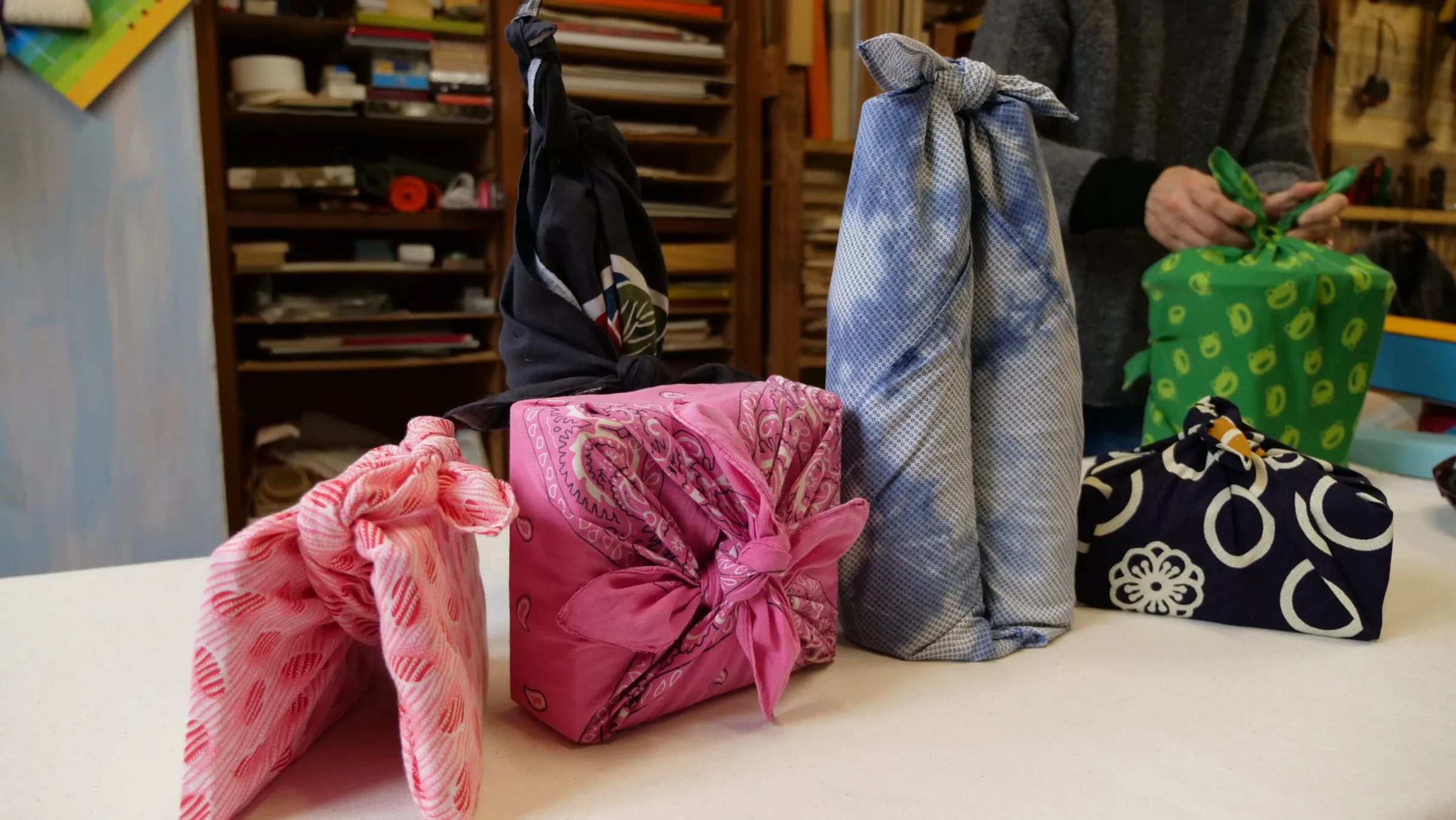 plusieurs furoshiki colorés