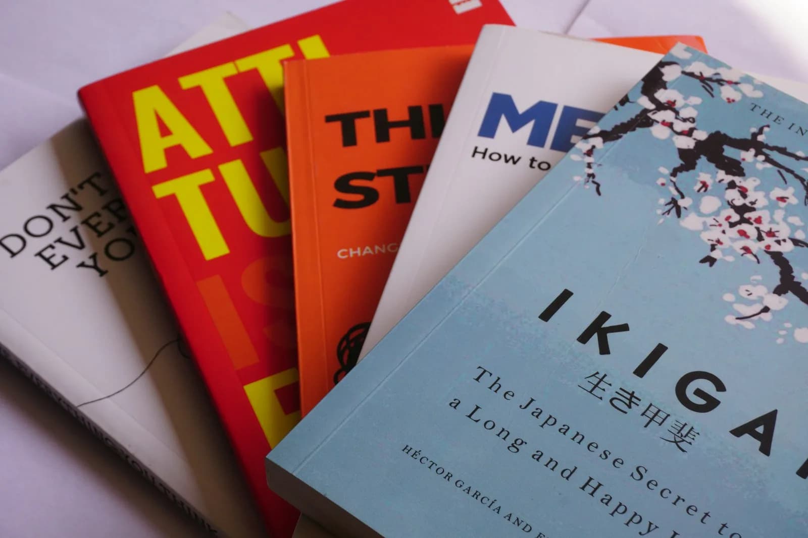Une pile de livres ou romans japonais posés sur un lit