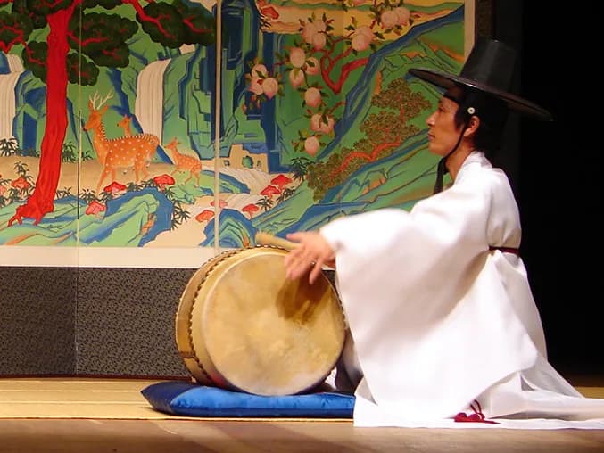 Musicien en costume traditionnel jouant du pansori