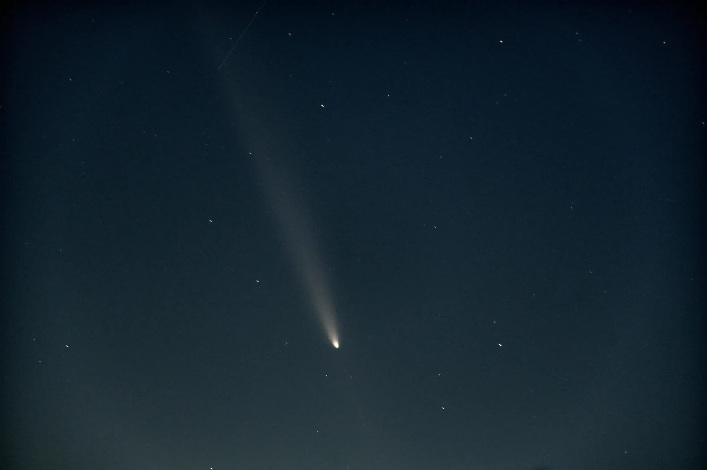 Une Comète Traverse Le Ciel Nocturne De Chișinău