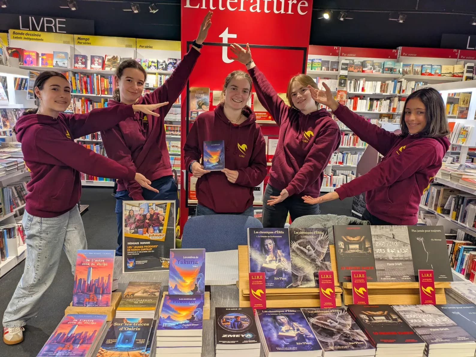 Le collectif Les Jeunes Prodiges de l'association L.I.R.E en dédicaces dans les Fnac et Cultura.