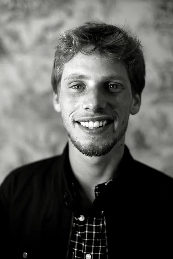portrait en noir et blanc l'artiste Naâman